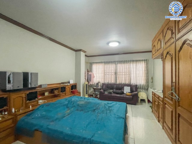 *****อาคารพาณิชย์มือสองย่านนนทบุรี อาคารพาณิชย์ ติดถ.แจ้งวัฒนะ เนื้อที่มากถึง 38 ตร.ว. ฟังก์ชันจัดเต็มถึง 6 ห้องนอน 4 ห้องน้ำ 2 ที่จอดรถ จะทำเป็นบริษัท หรือจะอยู่อาศัยก็ดี บนทำเลศักยภาพสุดๆ ใกล้เซ็นทรัลแจ้งวัฒนะ, รถไฟฟ้า (ในอนาคต) สายสีชมพู "สถานีแจ้งวัฒนะ-ปากเกร็ด 28" และทางด่วน "ศรีรัช"